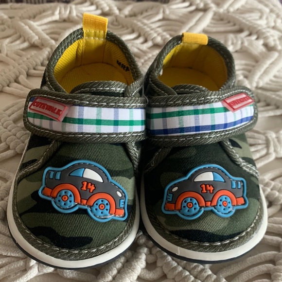 Camo car Baby Walker shoes size 4.5 - Picture 1 of 9